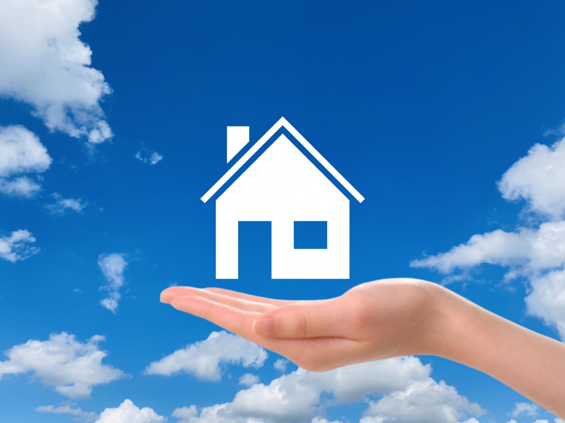 不動産売却の成功と、新たな所有を象徴する、青空と白い家アイコン