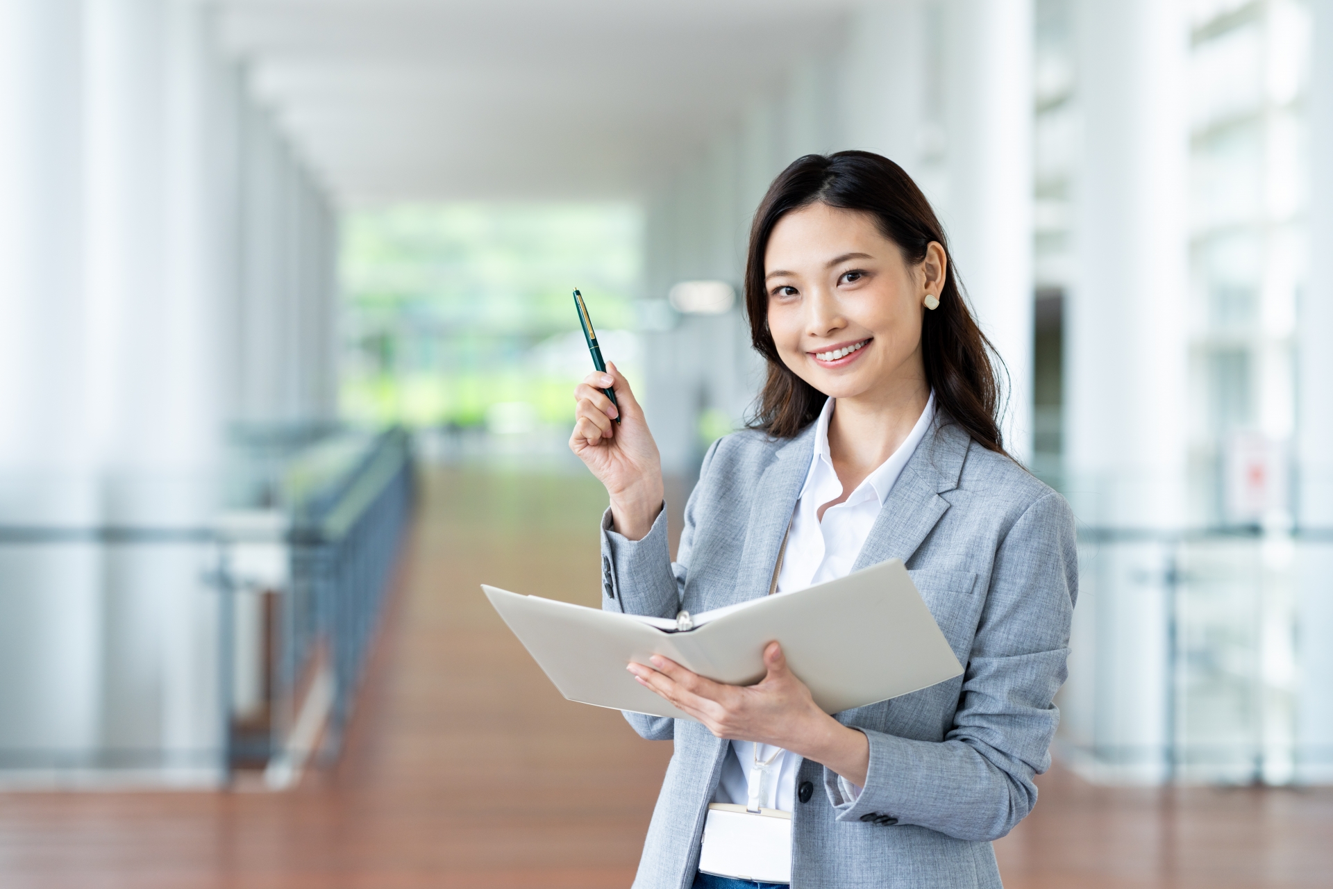 不動産査定や売却に関する評価ポイントを、笑顔で解説する女性専門家