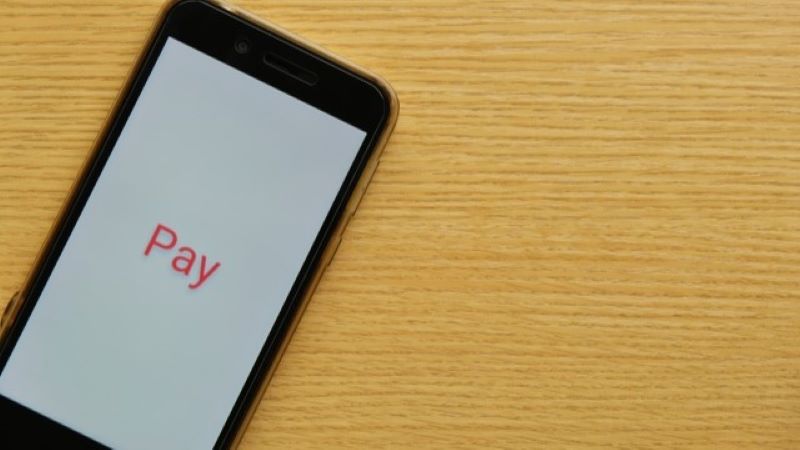 SEO業者の選定時にチェックしたい支払い方法のイメージ。スマホ決済などの利便性とコスト負担を表現。