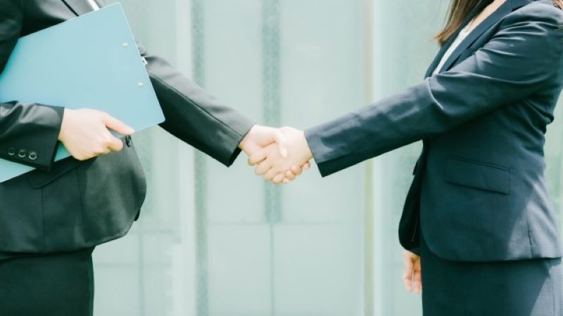 SEO対策を依頼する優良業者との契約締結。信頼できるパートナー選びと業務委託契約のイメージ。