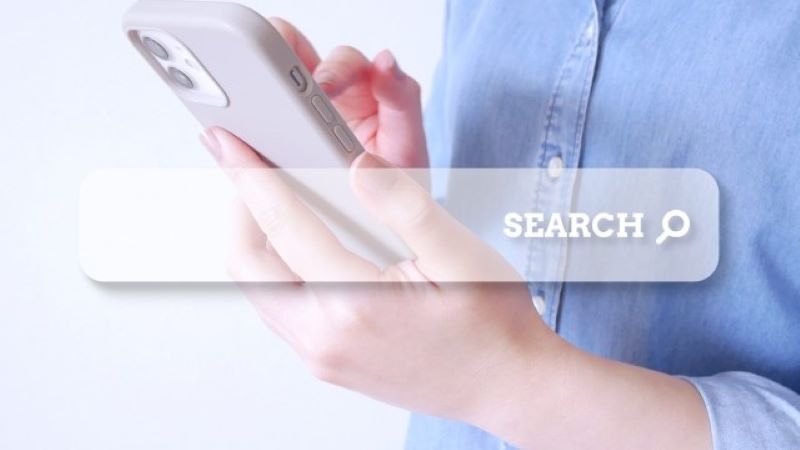 スマホで検索を行う様子と検索窓のアイコン。SEO対策を依頼する前のユーザーニーズ調査や準備をイメージ。