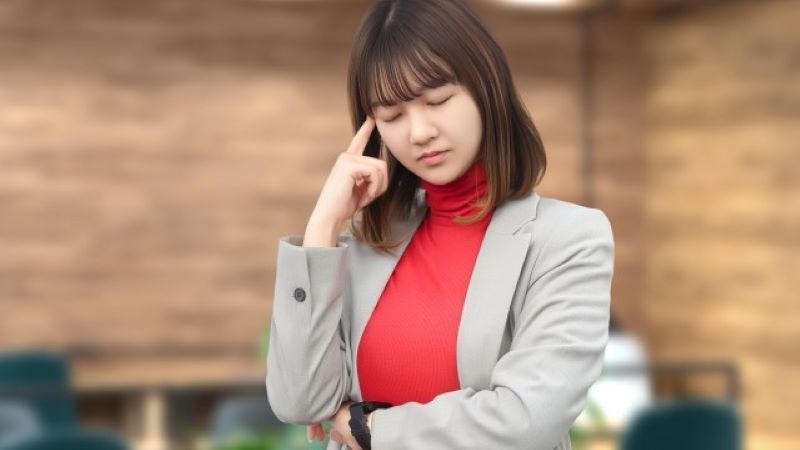 オウンドメディア戦略における課題や失敗に直面し、改善案を模索するイメージ。担当者が抱える悩みとその解決策の必要性を表現しています。