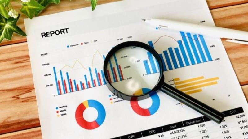 オウンドメディアの運用と改善に不可欠な効果測定レポート。PV数やコンバージョン率の推移を詳細に分析し、戦略をブラッシュアップするプロセス。