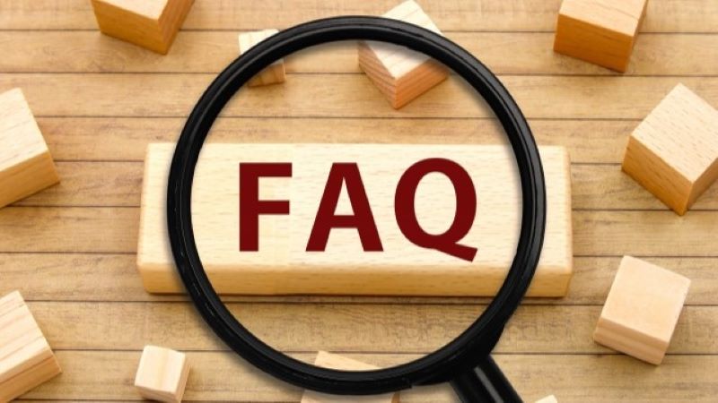 オウンドメディア集客の疑問を解決するFAQ(よくある質問)の文字を虫眼鏡で拡大した様子。