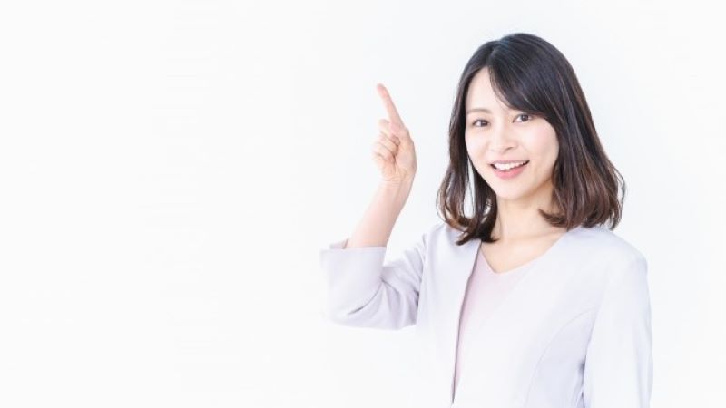 オウンドメディア戦略で成果を最大化するためのポイントを解説する女性。企業のマーケティング担当者が、効果的な戦略立案や運用のコツを提案しているイメージ。