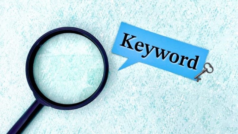 オウンドメディアのコンテンツテーマとキーワード選定のプロセス。検索意図を虫眼鏡で調査し、上位表示の鍵となる重要語句を発掘するマーケティングイメージ。