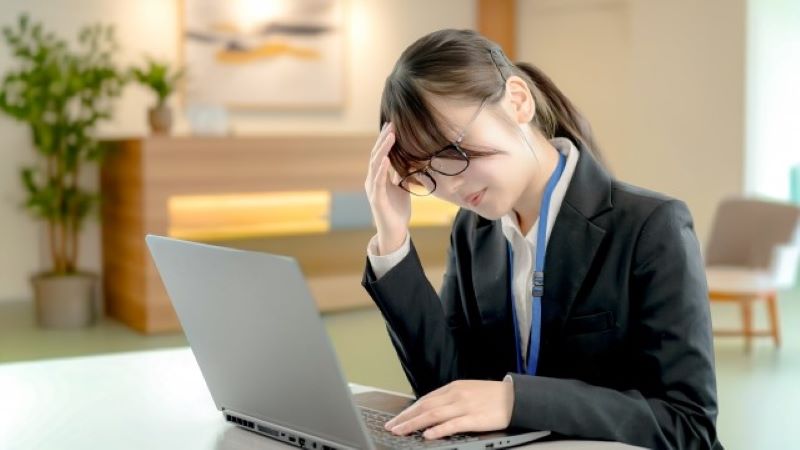 オウンドメディアの継続的な更新に悩む運用担当者のイメージ。運用体制の構築やスケジュール管理の重要性を伝えるセクションに適した描写。