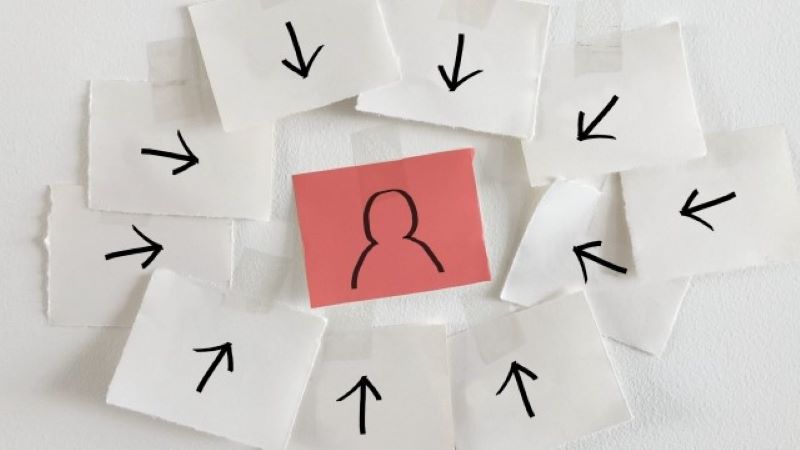 オウンドメディア戦略の核となるターゲットペルソナを明確にするための概念図。多くのニーズや視点を中心の一人に集中させるプロセス。