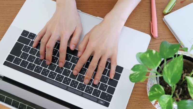 オウンドメディア集客のために記事を執筆する様子。ターゲットに刺さるコンテンツ制作やメールマーケティングの基盤となるライティング作業。