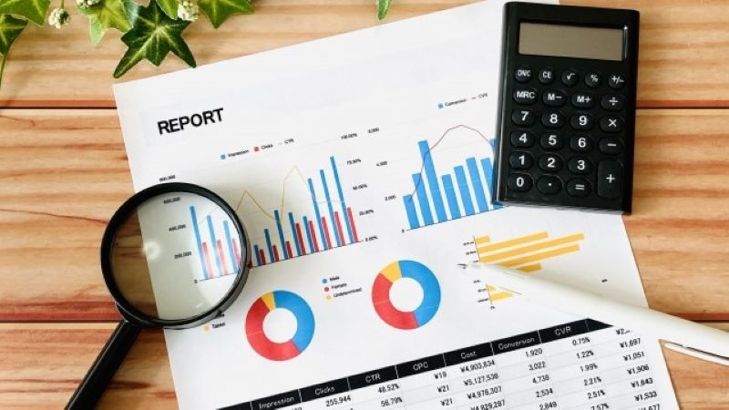 オウンドメディアの集客状況を分析するためのアクセス解析レポートと、戦略立案に欠かせない分析ツールのイメージ。