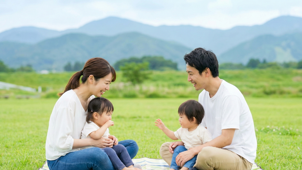 地方創生が目指す、子育て世代への支援。豊かな自然の中で健やかに子供を育てる家族の幸せなひととき。