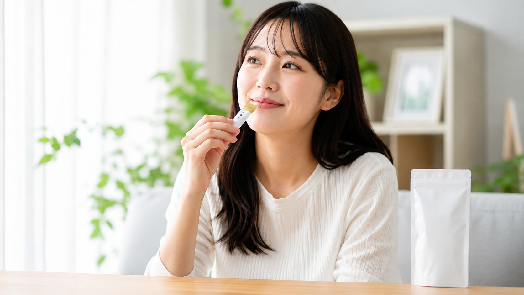 美味しいから続けられる低カロリー酵素ゼリー。間食として酵素ゼリーを楽しみ、満足げな表情を浮かべる女性。
